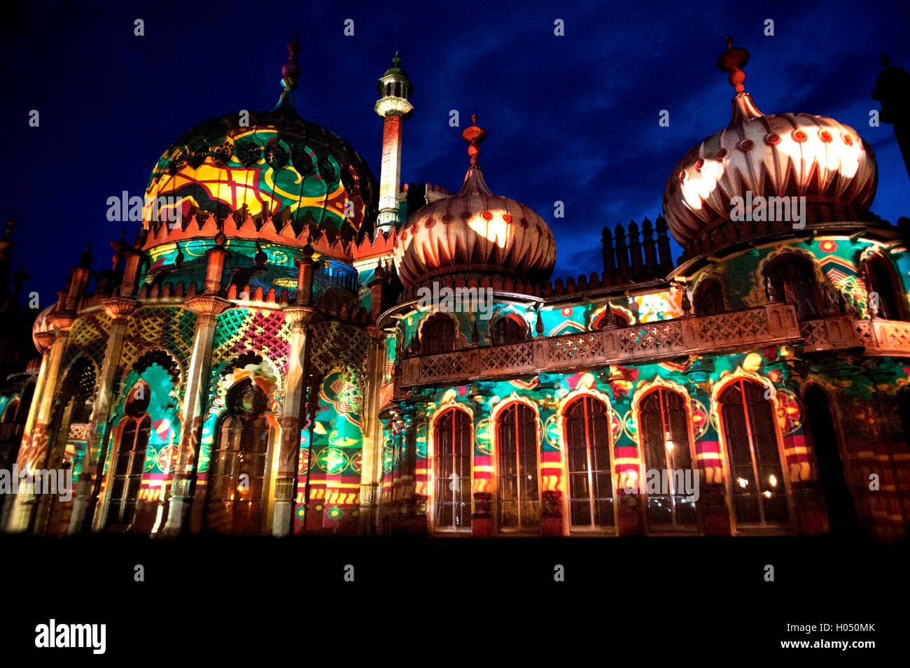 Le célèbre Royal Pavilion de Brighton est éclairé avec de superbes enluminures dans le Dr Blighty montrer lors de la 2016 Brighton Festival. Banque D'Images