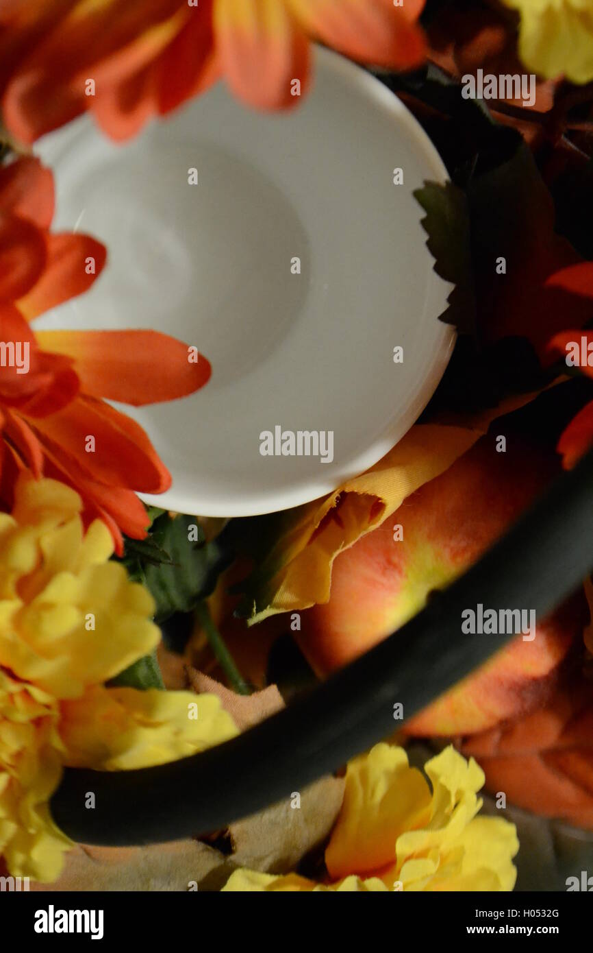 Une touche d'automne, arrangement de fleurs avec une pomme et tasse blanche. Banque D'Images