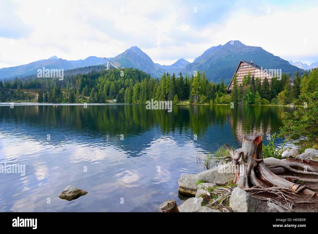 Photo de paysage grand angle de Strbske Pleso dans le lac Hautes Tatras. Banque D'Images