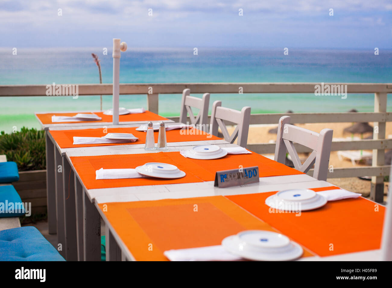 Café en plein air sur la plage de la côte Atlantique Banque D'Images