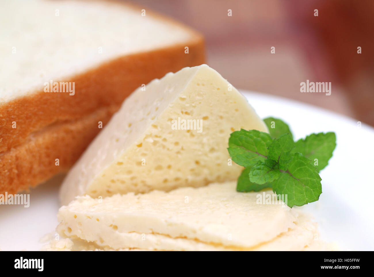 Fromage frais avec du pain et des feuilles de menthe Banque D'Images