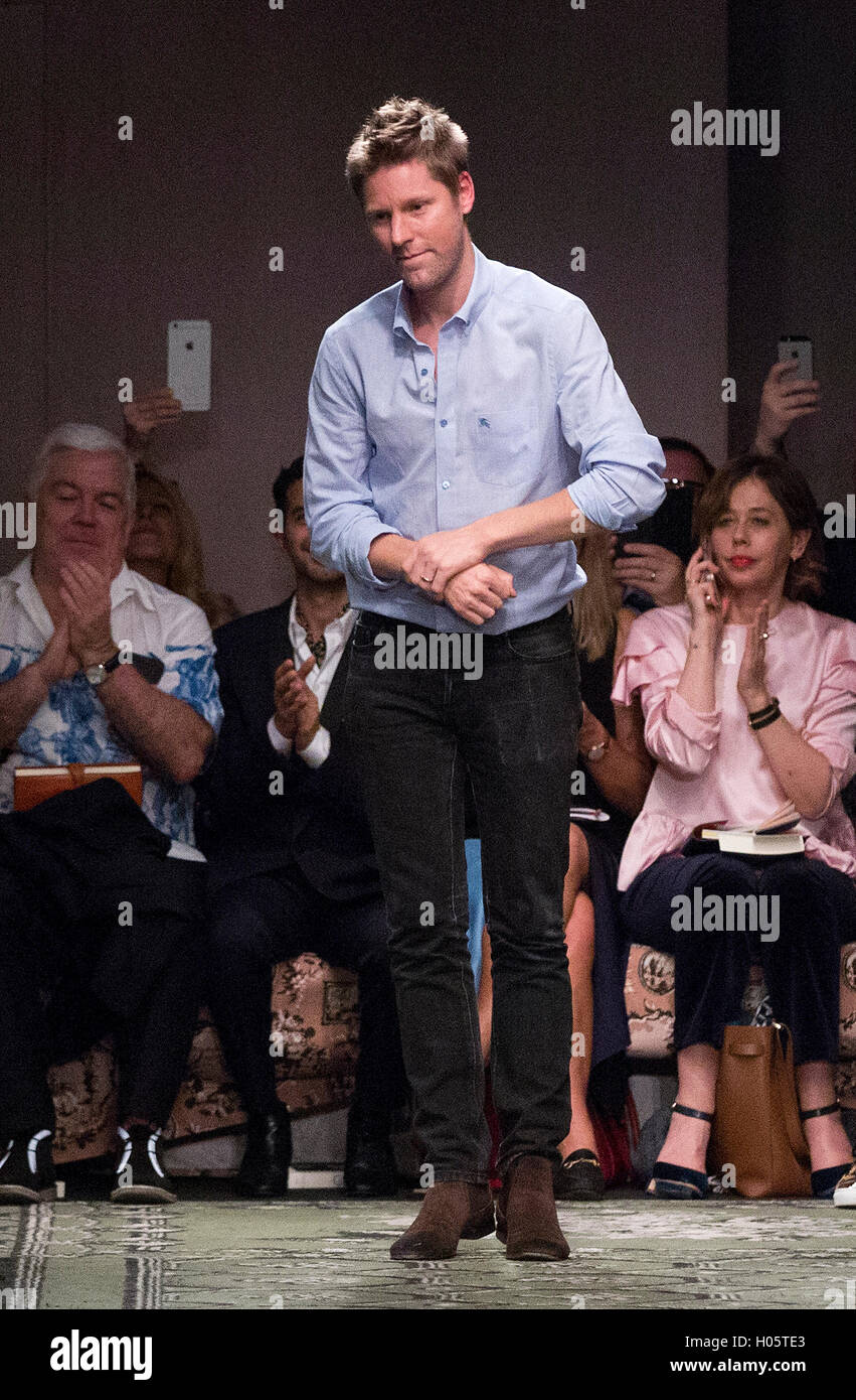 Le Président de Burberry et directeur général de la création d'Christopher Bailey accueille le public après le show Burberry lors de la London Fashion Week printemps/été 2017 les collections à 'Makers House', Soho, Londres. Banque D'Images