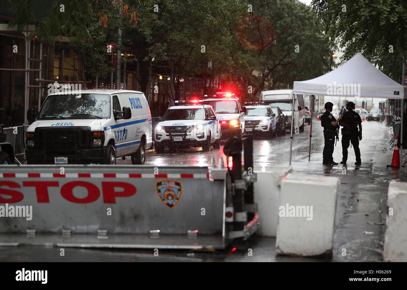 New York, USA. 19 Sep, 2016. Policiers montent la garde à une rue près de l'Organisation des Nations Unies à New York, aux États-Unis le 19 septembre 2016. La sécurité n'a été appliquée à New York qu'une série de réunions de haut niveau ont lieu au Siège de l'ONU depuis le lundi. Credit : Wang Ying/Xinhua/Alamy Live News Banque D'Images