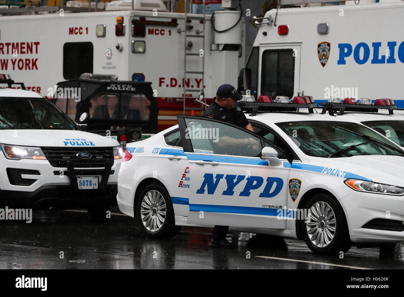 New York, USA. 19 Sep, 2016. Policiers montent la garde à une rue près de l'Organisation des Nations Unies à New York, aux États-Unis le 19 septembre 2016. La sécurité n'a été appliquée à New York qu'une série de réunions de haut niveau ont lieu au Siège de l'ONU depuis le lundi. Credit : Wang Ying/Xinhua/Alamy Live News Banque D'Images