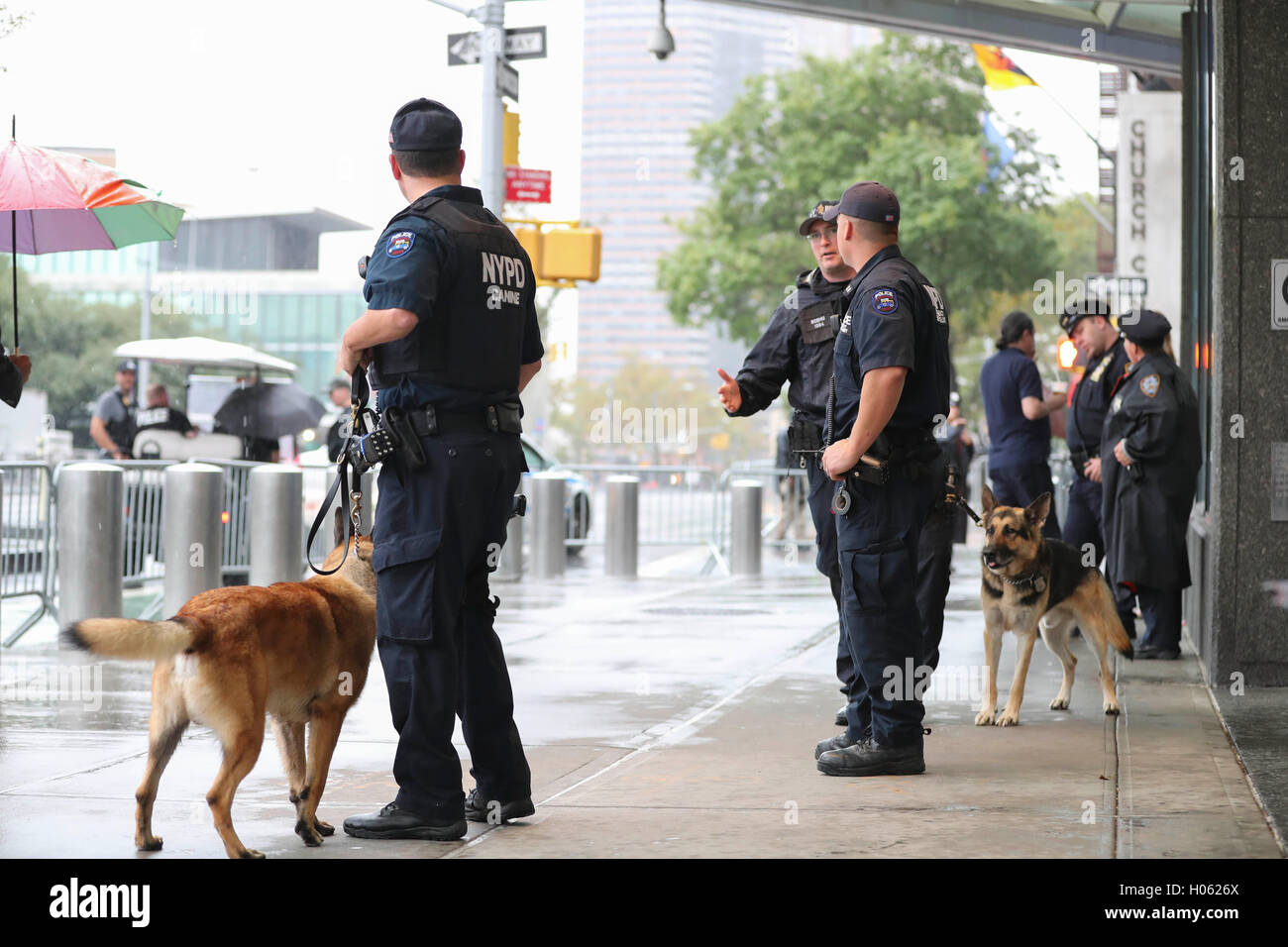 New York, USA. 19 Sep, 2016. Policiers montent la garde à une rue près de l'Organisation des Nations Unies à New York, aux États-Unis le 19 septembre 2016. La sécurité n'a été appliquée à New York qu'une série de réunions de haut niveau ont lieu au Siège de l'ONU depuis le lundi. Credit : Wang Ying/Xinhua/Alamy Live News Banque D'Images