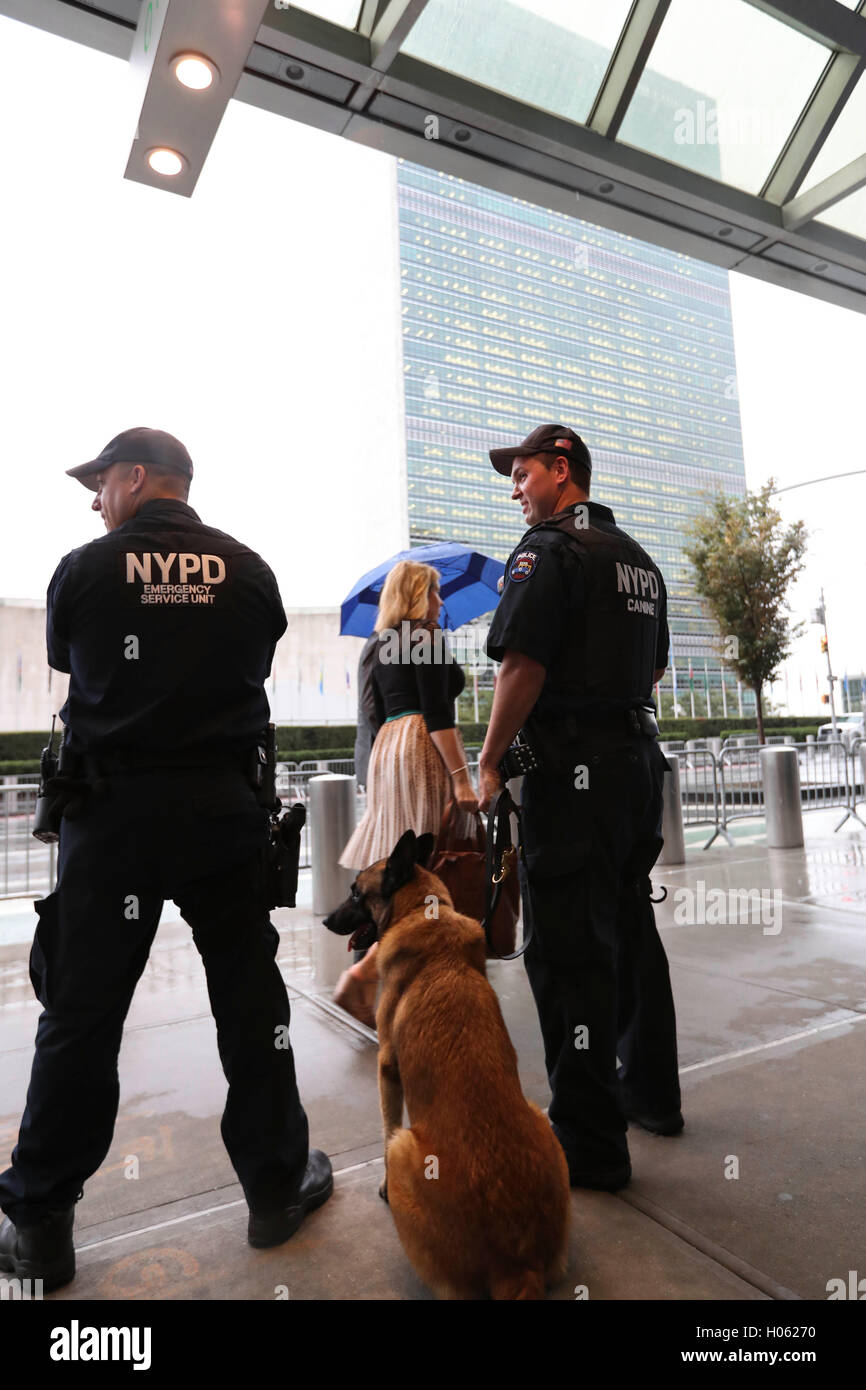 New York, USA. 19 Sep, 2016. Policiers montent la garde à une rue près de l'Organisation des Nations Unies à New York, aux États-Unis le 19 septembre 2016. La sécurité n'a été appliquée à New York qu'une série de réunions de haut niveau ont lieu au Siège de l'ONU depuis le lundi. Credit : Wang Ying/Xinhua/Alamy Live News Banque D'Images