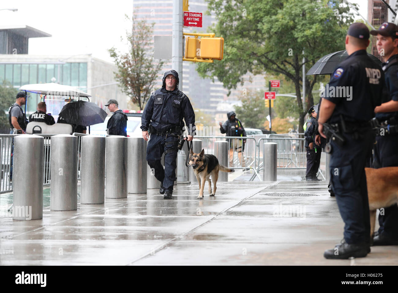 New York, USA. 19 Sep, 2016. Policiers montent la garde à une rue près de l'Organisation des Nations Unies à New York, aux États-Unis le 19 septembre 2016. La sécurité n'a été appliquée à New York qu'une série de réunions de haut niveau ont lieu au Siège de l'ONU depuis le lundi. Credit : Wang Ying/Xinhua/Alamy Live News Banque D'Images