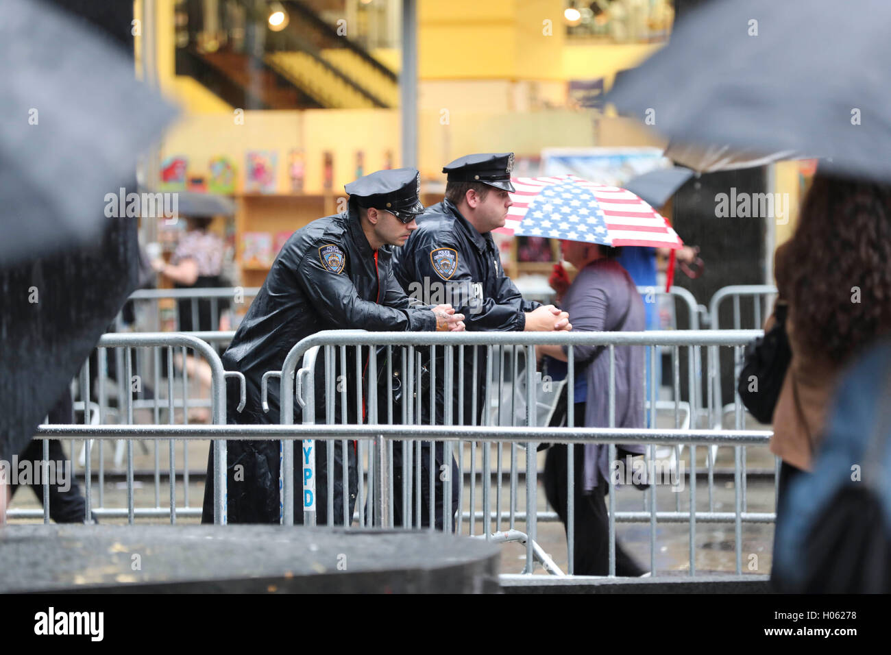 New York, USA. 19 Sep, 2016. Policiers montent la garde à une rue près de l'Organisation des Nations Unies à New York, aux États-Unis le 19 septembre 2016. La sécurité n'a été appliquée à New York qu'une série de réunions de haut niveau ont lieu au Siège de l'ONU depuis le lundi. Credit : Wang Ying/Xinhua/Alamy Live News Banque D'Images