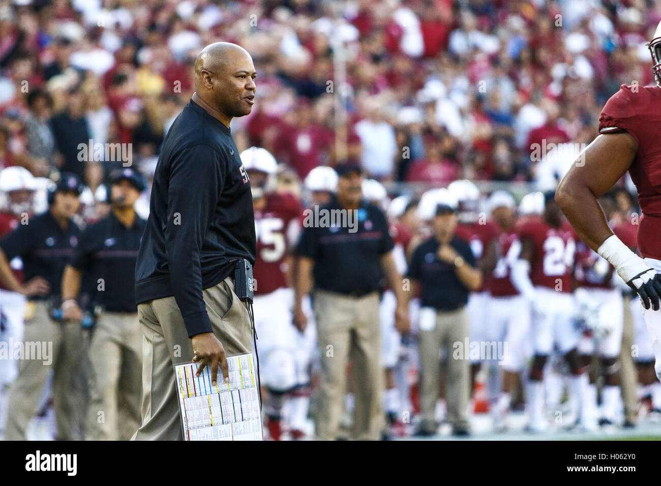 Palo Alto, Californie, USA. 17 Sep, 2016. L'entraîneur-chef David Stanford Shaw questions un appel à l'action football NCAA à l'Université de Stanford, avec les USC Trojans visiter le Stanford Cardinal. Stanford a gagné le match, 27-10. © Seth Riskin/ZUMA/Alamy Fil Live News Banque D'Images