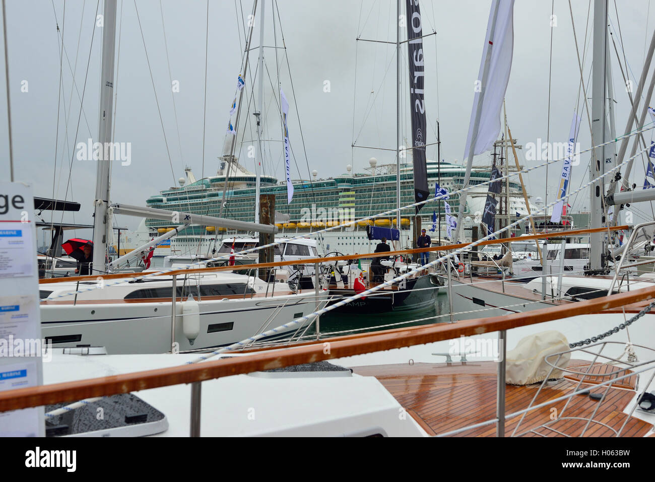 Southampton, Hampshire, Royaume-Uni. 19 Septembre, 2016. 2016 Southampton Boat Show le 15-pont de bateau MS "Indépendance de la Mer"- pour 4 ; 370 passagers et desservie par 1 ; 360 équipage avait une vue plongeante sur le Southampton Boat Show 2016 Mayflower Park pendant ses 1 jours de séjour.At;339,00 mètres ; long ; il éclipsé le spectacle ; y compris la formation néerlandaise ; Tall Ship STV Astrid Credit Gary Blake/Alamy Live News Banque D'Images