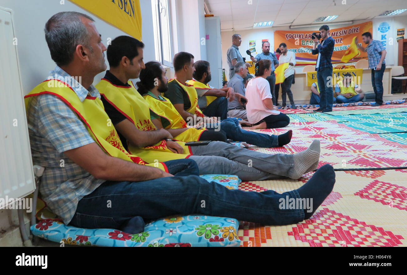 Au cours enseignants grève dans le bâtiment de l'Union européenne de l'éducation, les enseignants Egitim Sen qui se réunissent ici chaque jour sont tous hors d'un travail à Diyarbakir, Turquie, 15 septembre 2016. Özdemir est l'un des 11 000 enseignants qui a été suspendu par le gouvernement turc peu de temps avant le début de l'année scolaire turc accusé de soutenir l'Interdit Parti des travailleurs kurdes (PKK). Plus de 4 000 enseignants ont été touchés de l'travaillant dans la ville kurde d'un million, Diyarbakir. Photo : Mirjam Schmitt/dpa Banque D'Images