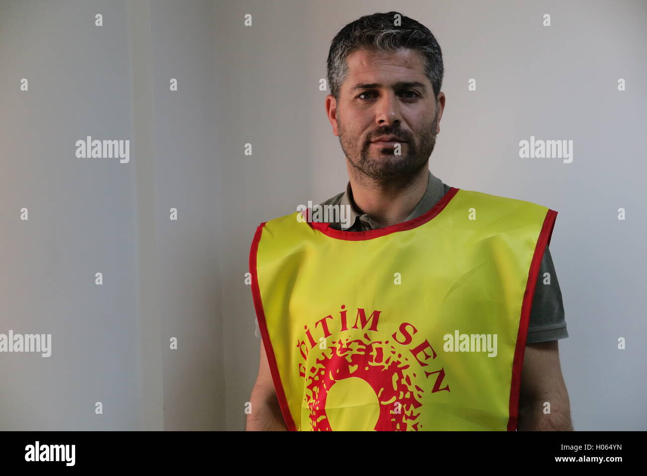 Professeur et membre de l'Union européenne, Diyarbakir Mehmet Nuri Özdemir, se trouve dans une chambre à Diyarbakir, Turquie, 15 septembre 2016. Özdemir est l'un des 11 000 enseignants qui a été suspendu par le gouvernement turc peu de temps avant le début de l'année scolaire turc accusé de soutenir l'Interdit Parti des travailleurs kurdes (PKK). Plus de 4 000 enseignants ont été touchés de l'travaillant dans la ville kurde d'un million, Diyarbakir. Photo : Miriam Schmitt/dpa Banque D'Images