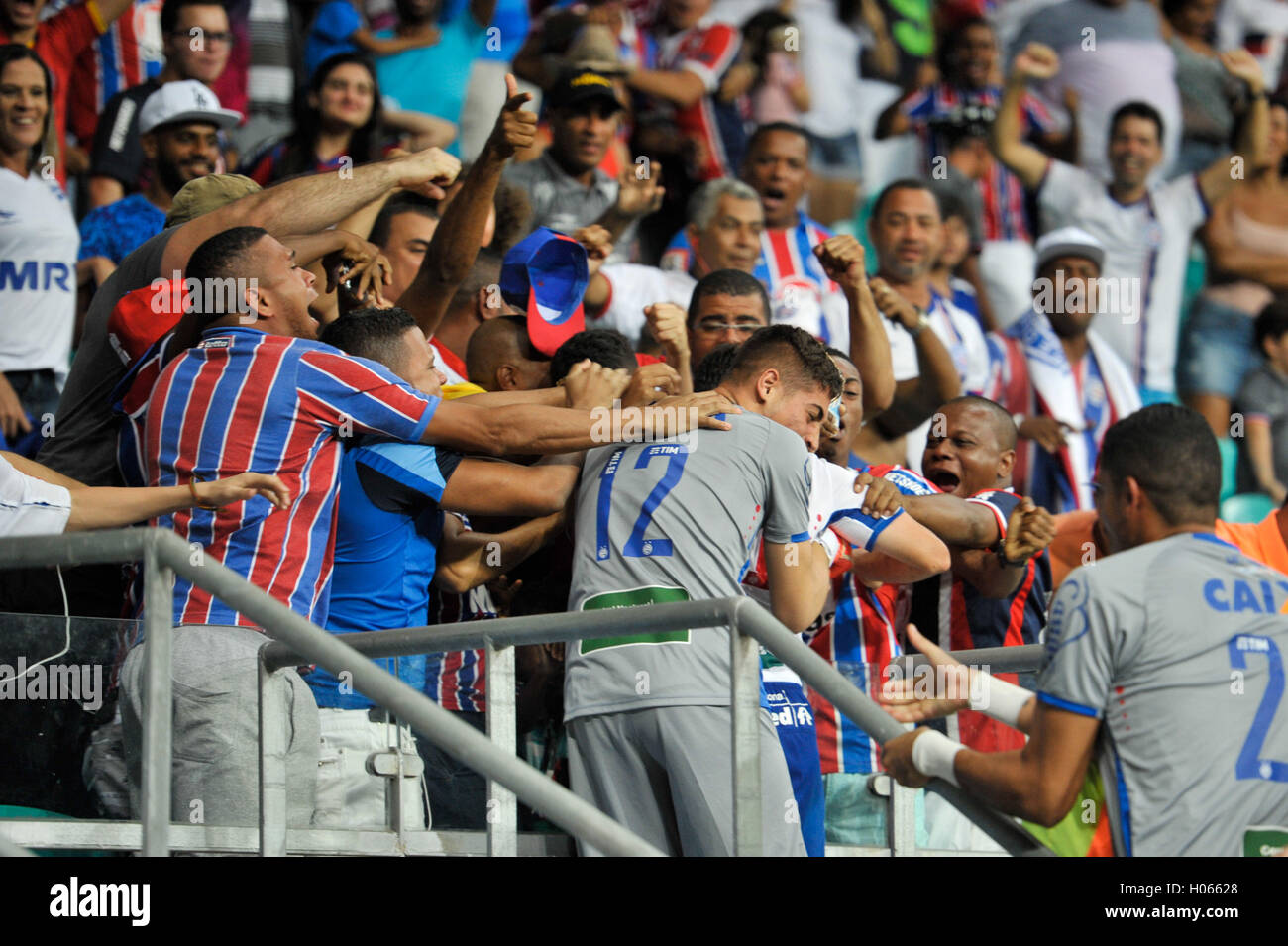 SALVADOR, BA - 17.09.2016 : BAHIAXGOIÁS - Renato Caja célèbre le deuxième Bahia&# 39;s objectif hn le match entre Bahia et Goias, tenue à l'Arena Fonte Nova en Salvador, d pour la deuxième division du championnat de football du Brésil. (Photo : João Alvarez/Fotoarena) Banque D'Images