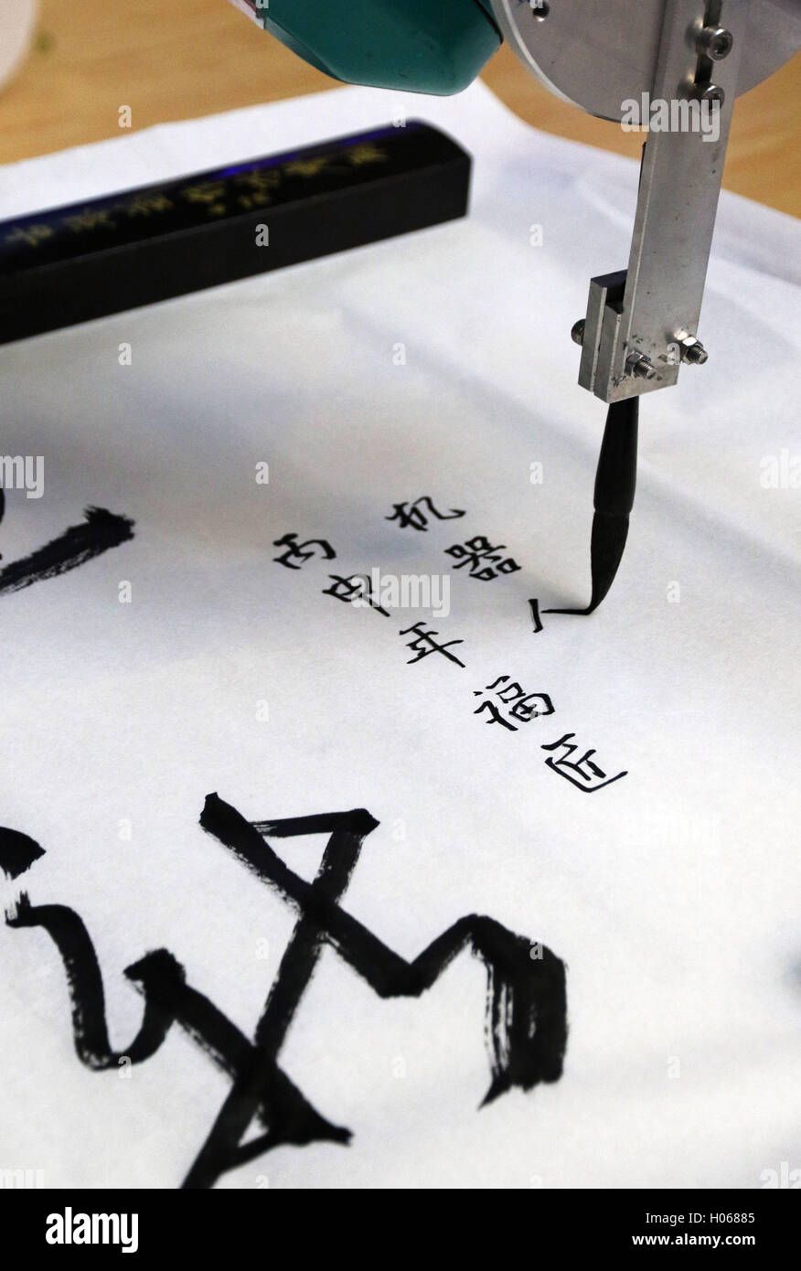 Zhengzhou, Zhengzhou, Chine. 20 Sep, 2016. Zhengzhou, Chine-Septembre 19 2016 : ?(EDITORIAL ?utiliser ?SEULEMENT. ?CHINE ?OUT) Un robot chinois calligraphie traditionnelle écrit à un centre d'expo à Zhengzhou, capitale de la Chine centrale¡¯s  La province du Henan, le 19 septembre 2016. Il faut plus de 200 000 RMB yuan (US$ 29 990) pour faire le robot. © SIPA Asie/ZUMA/Alamy Fil Live News Banque D'Images Zhengzhou, Zhengzhou, Chine. 20 Sep, 2016. Zhengzhou, Chine-Septembre 19 2016 : ?(EDITORIAL ?utiliser ?SEULEMENT. ?CHINE ?OUT) Un robot chinois calligraphie traditionnelle écrit à un centre d'expo à Zhengzhou, capitale de la Chine centrale¡¯s  La province du Henan, le 19 septembre 2016. Il faut plus de 200 000 RMB yuan (US$ 29 990) pour faire le robot. © SIPA Asie/ZUMA/Alamy Fil Live News Banque D'Images