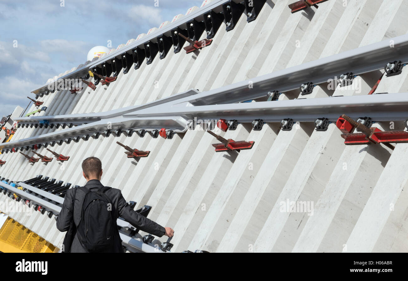 Un visiteur passe devant un Voest Alpine chenille pour les former à l'InnoTrans salon international de la technologie des transports à Berlin, Allemagne, 20 septembre 2016. Le 11e salon SIFER salon international de la technologie de transport de runbs 20 - 23 septembre 2016 sur le parc des expositions de Berlin. PHOTO : SOEREN STACHE/DPA Banque D'Images