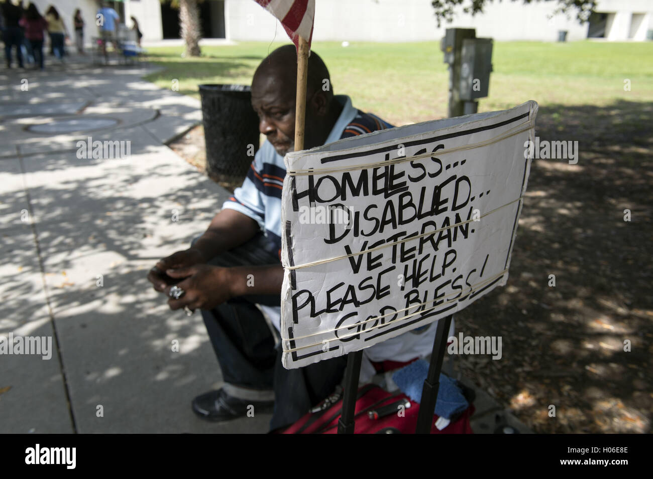 Charleston, SC, USA. 18 Sep, 2016. JAMES JAMISON, 53, se trouve le long d'un trottoir près d'un parc de la ville, dans l'espoir pour les dons, afin qu'il puisse manger. Un vétéran du Corps des Marines des États-Unis de 12 ans et ancien chauffeur de camion, il est maintenant désactivé et sans-abri, en attente de sa pension militaire pour commencer. ''Je ne peux pas rester dans l'un abri dans cette ville, c'est comme une prison, '' a-t-il déclaré. ''Je préfère tenter ma chance ici, dormir dans le parc ou partout où je peux poser ma tête. © Robin Rayne Nelson/ZUMA/Alamy Fil Live News Banque D'Images