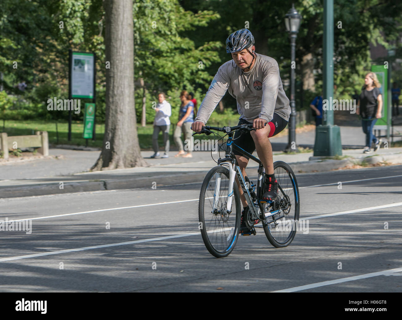 Un homme monté sur un vélo. Banque D'Images