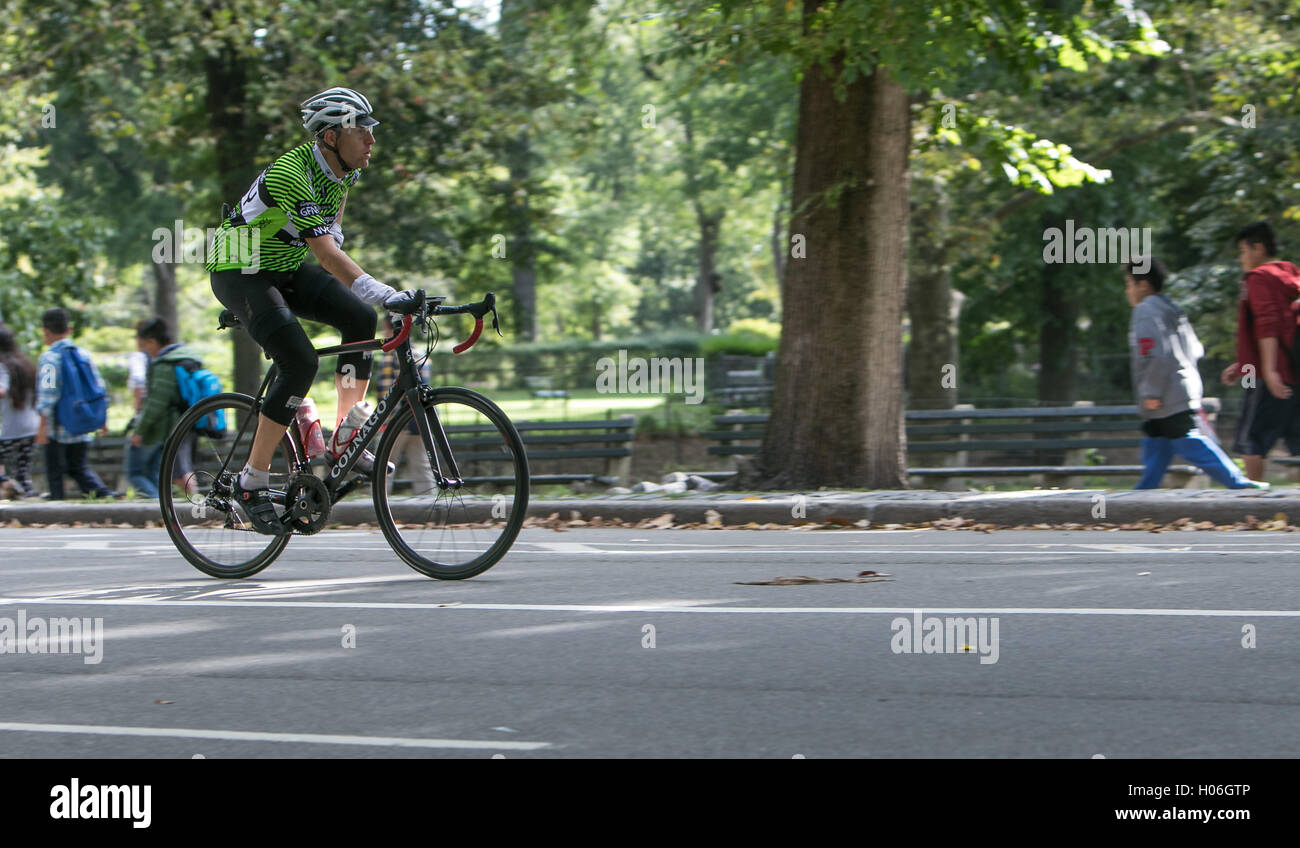 Un homme monté sur un vélo à Central Park. Banque D'Images