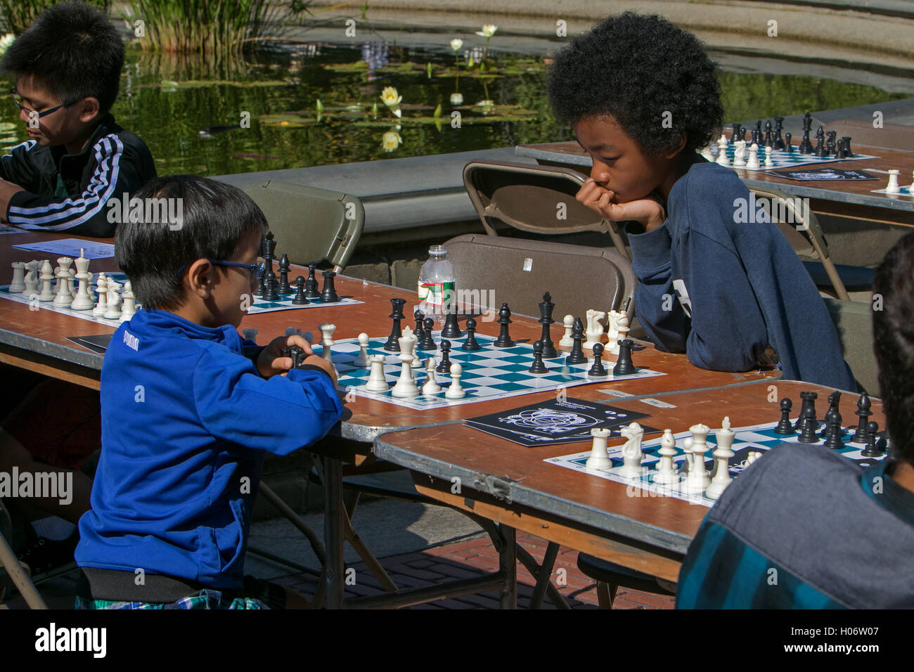 Enfants jouant aux échecs. Banque D'Images