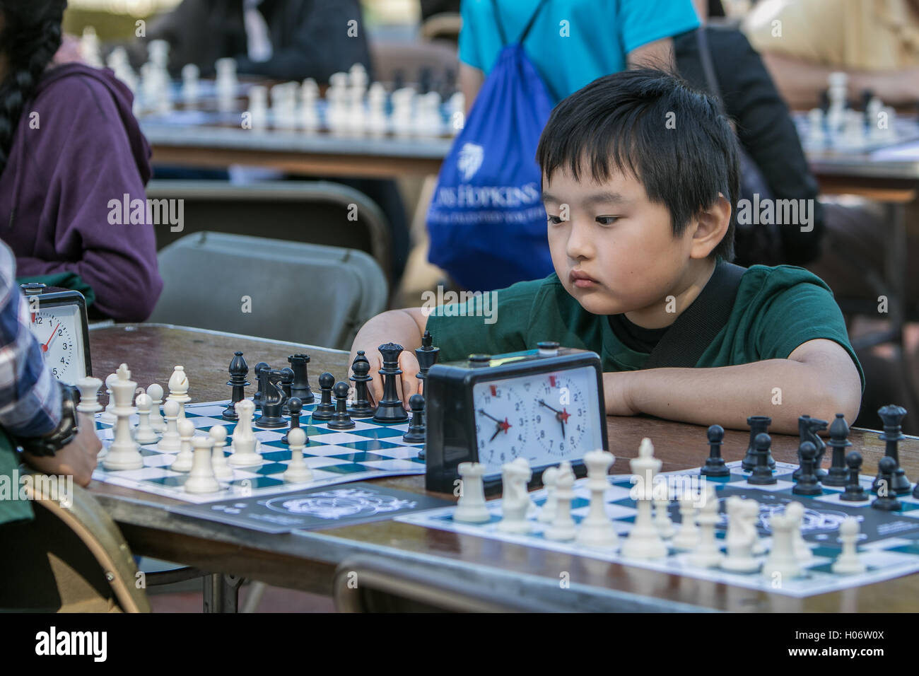Un enfant joue aux échecs. Banque D'Images