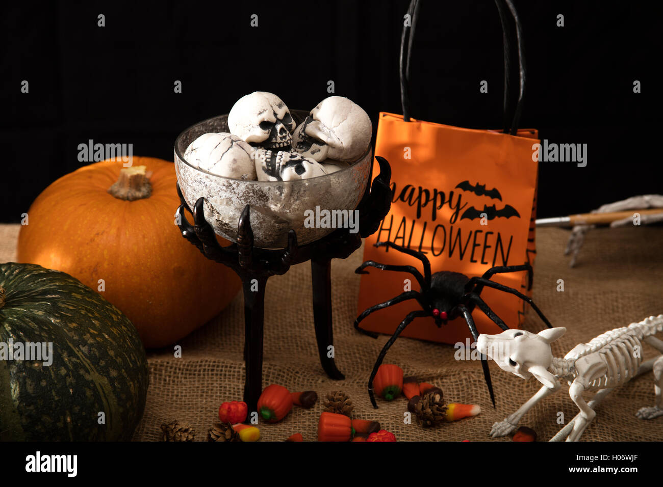 Le tableau plein de friandises de l'Halloween et la décoration avec des araignées, des squelettes et des citrouilles Banque D'Images