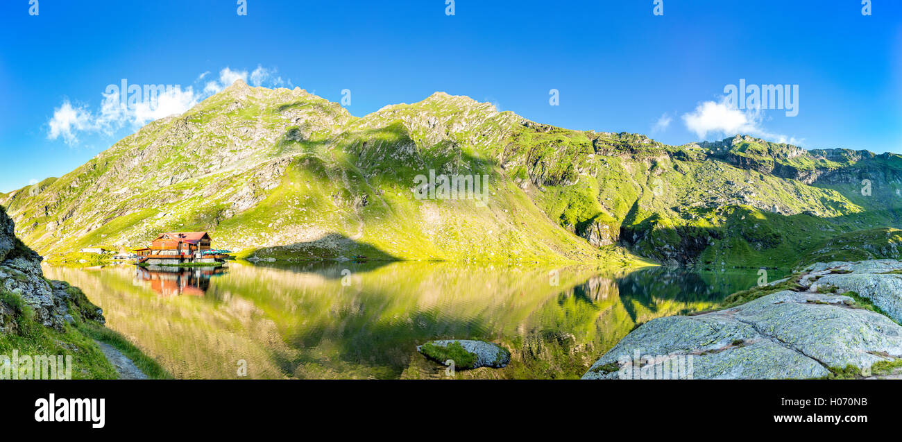 Balea lac panorama, dans les montagnes de Fagaras, Roumanie. Banque D'Images