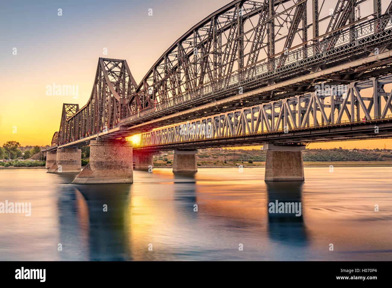 Anghel Saligny bridge qui traverse le Danube, près de Cernavoda, Roumanie Banque D'Images