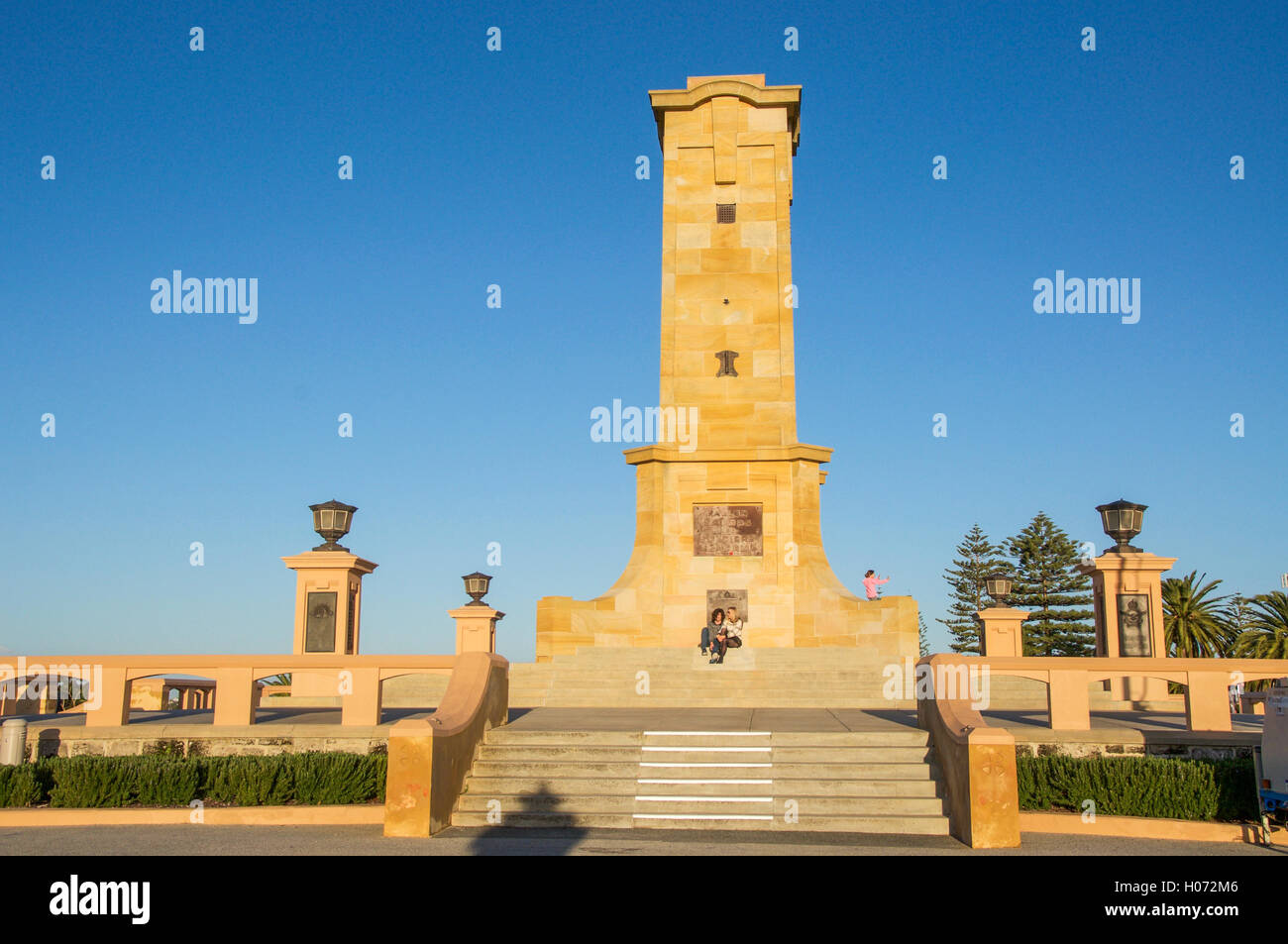 Australia-June,Fremantle WA,25,2016:Couple at the Fremantle War Memorial Monument sur la Colline Parlementaire à Fremantle, Australie occidentale. Banque D'Images