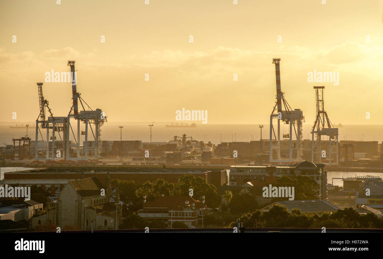 Port de Fremantle avec de grands portiques, l'Océan Indien et les toits au coucher du soleil dans l'ouest de l'Australie,Fremantle Banque D'Images