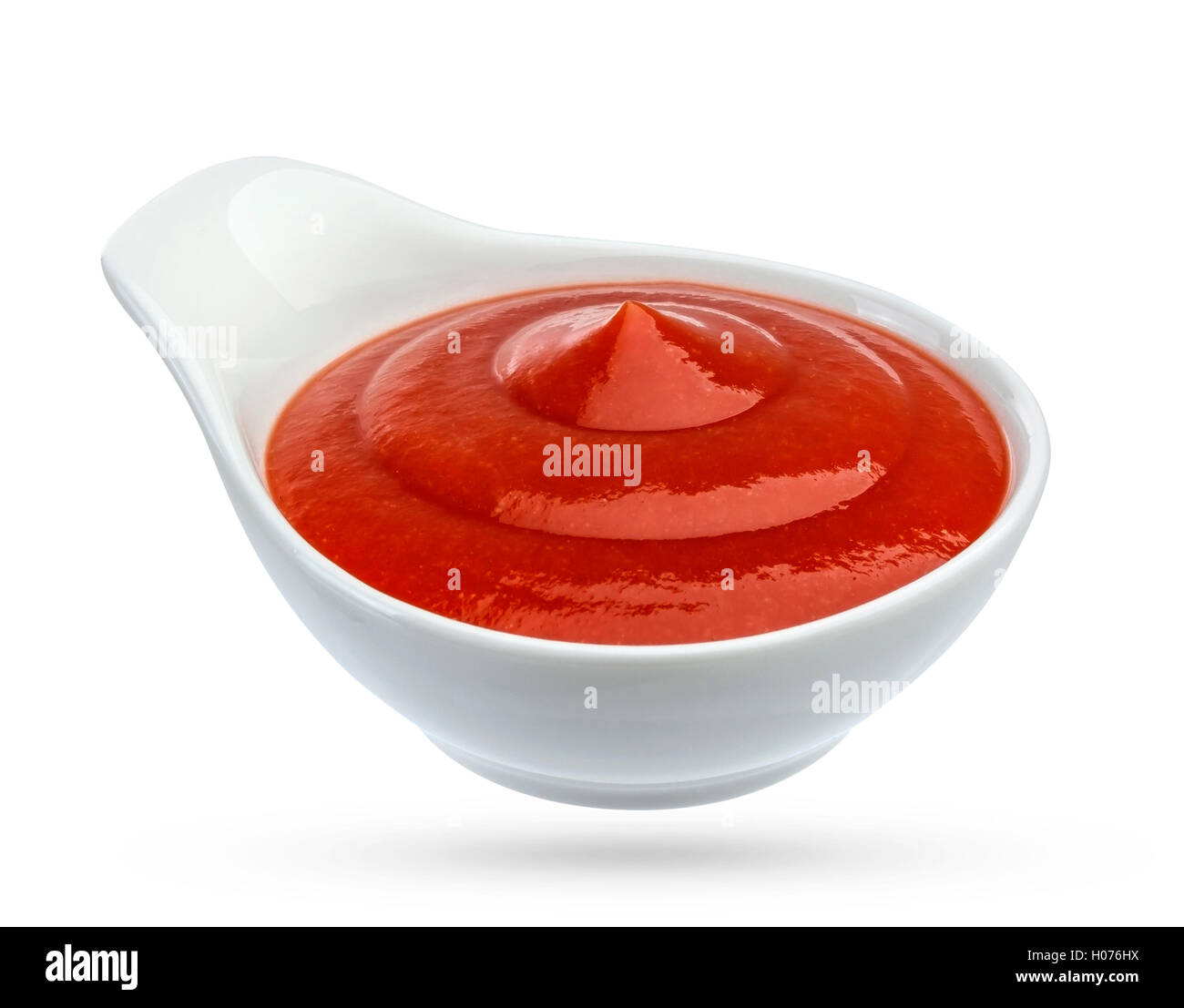 Le ketchup dans un bol isolé sur fond blanc. Partie de la sauce tomate. With clipping path. Banque D'Images