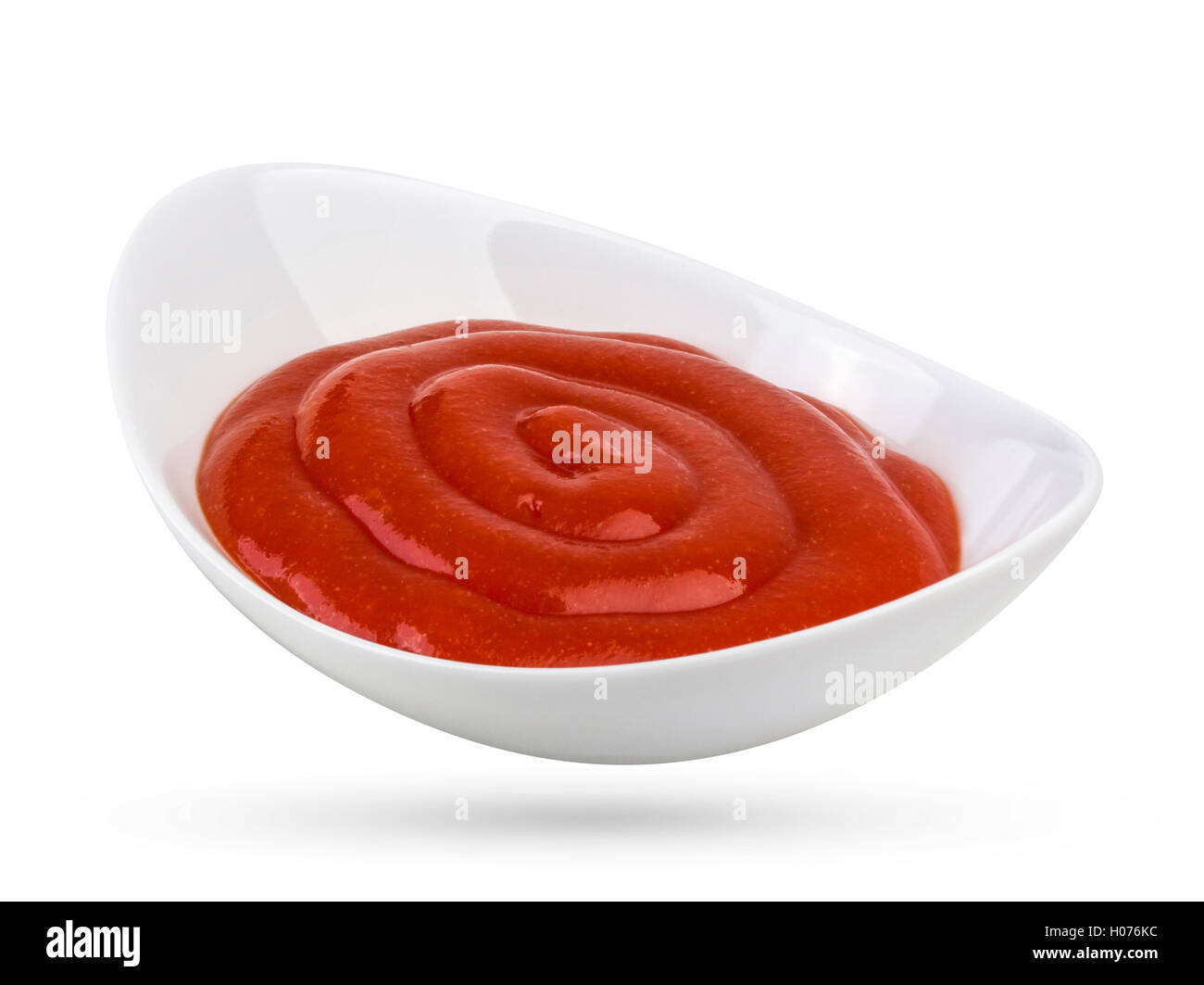 Le ketchup dans un bol isolé sur fond blanc. Partie de la sauce tomate. Banque D'Images
