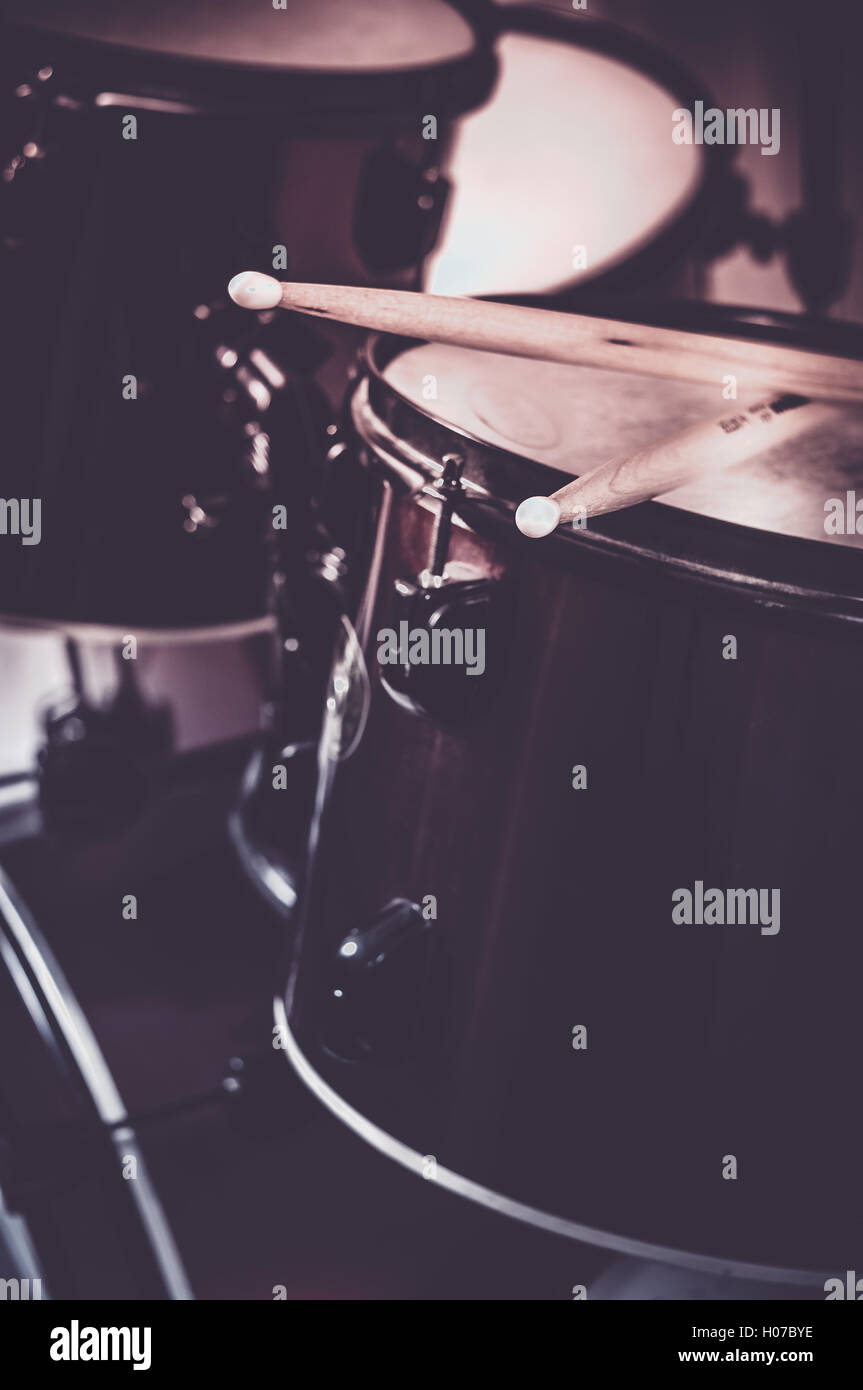Batterie conceptual image. Photo de tambours et baguettes gisant sur caisse claire. Banque D'Images