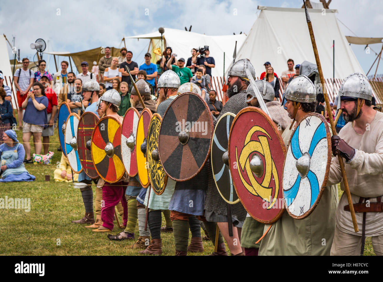 Une bataille à la reconstitution Viking Festival Islandais à Gimli, au Manitoba, Canada. Banque D'Images