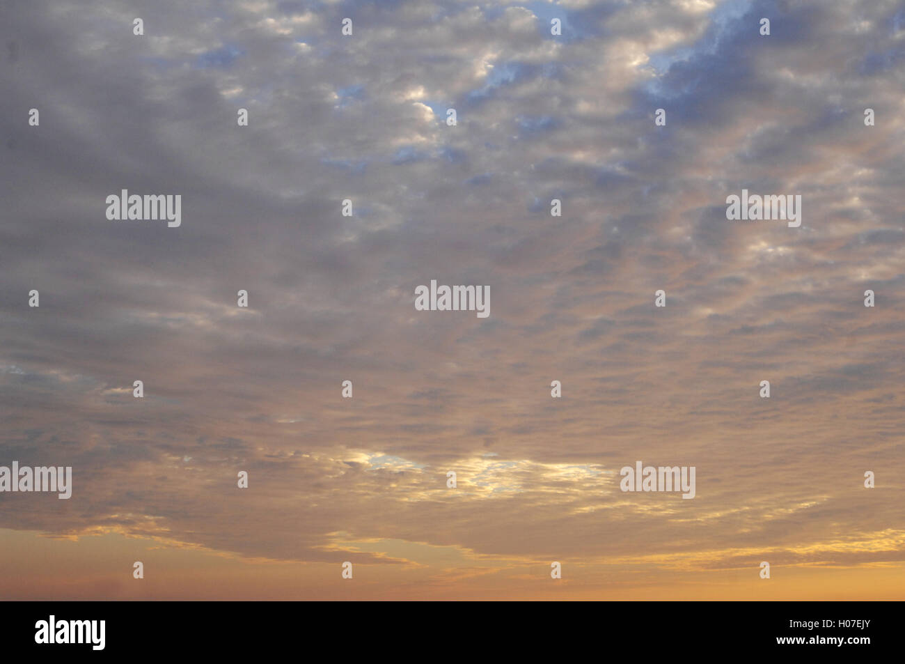 Coucher du soleil lever du soleil Ciel avec nuages gonflés dans dramatique, d'inspiration, belle, sereine, impressionnant, bleu orange et d'or Banque D'Images