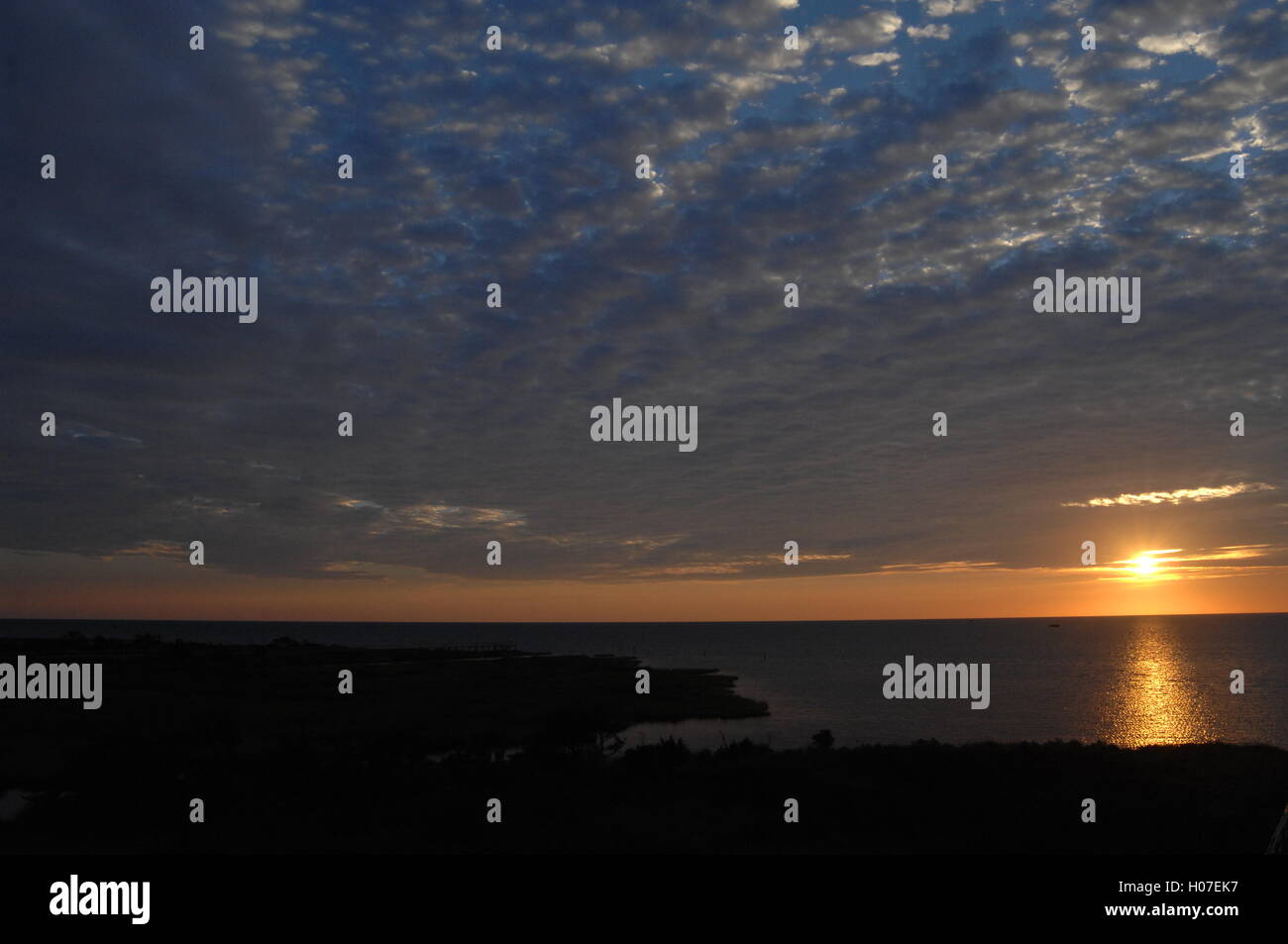 Coucher du soleil lever du soleil ciel avec les rayons du soleil de l'océan en réflexion dramatique, d'inspiration, belle, sereine, awesome, jaune, or, orange Banque D'Images