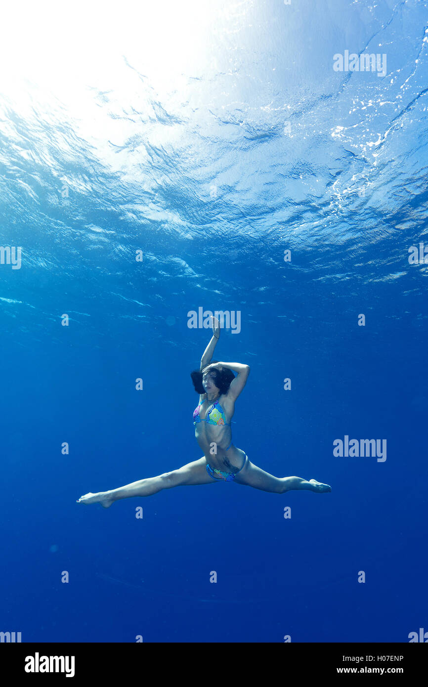 Girl making yoga Yoga à la mer Banque D'Images