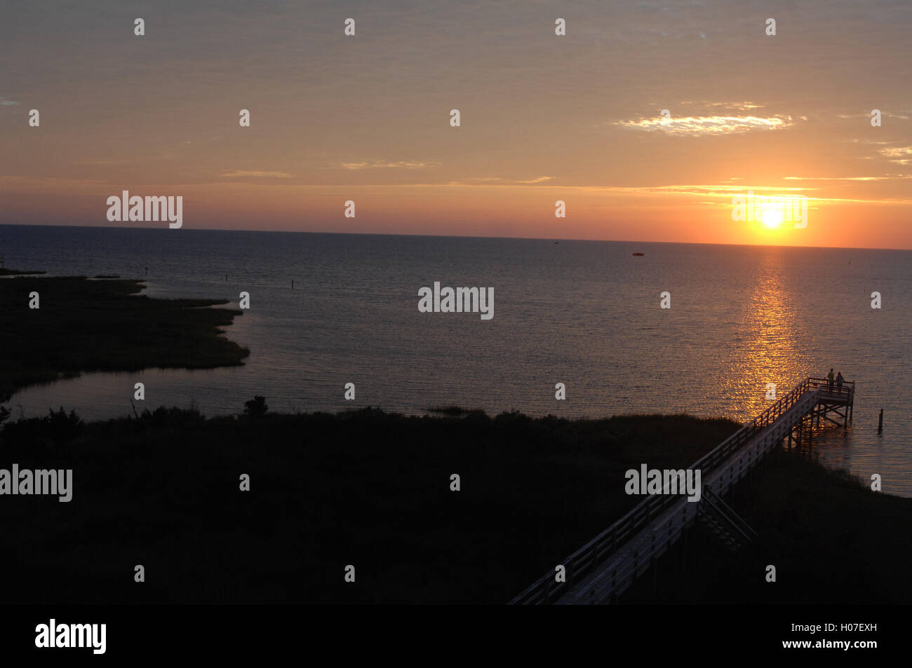 Coucher de soleil / Lever du soleil Ciel avec soleil couchant soleil reflet sonore de l'eau Station d'ocean beach Banque D'Images