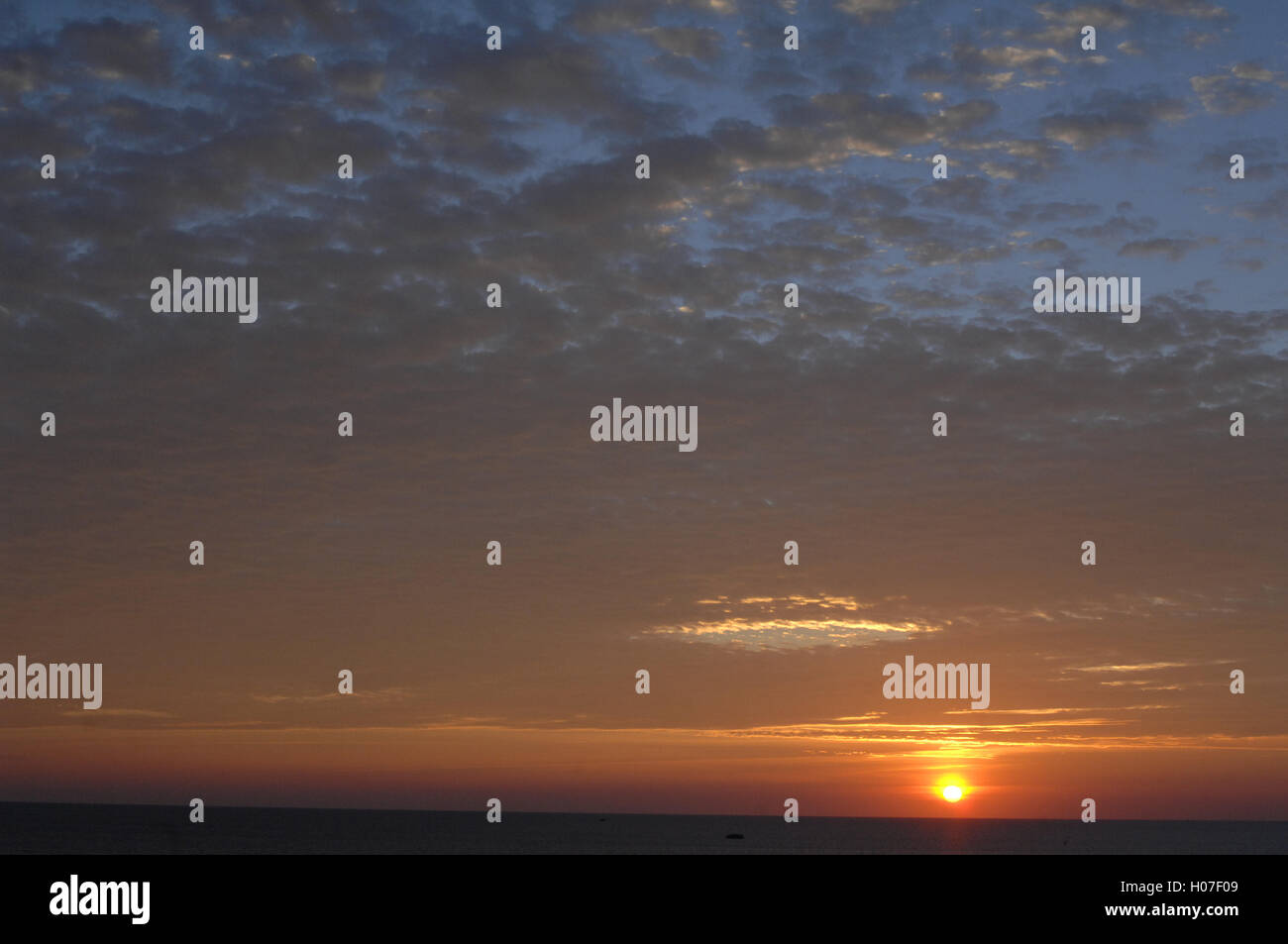 Coucher de soleil / Lever du soleil Ciel avec nuages et rayons de soleil / dramatique, d'inspiration, belle, sereine, awesome, jaune, or, orange Banque D'Images