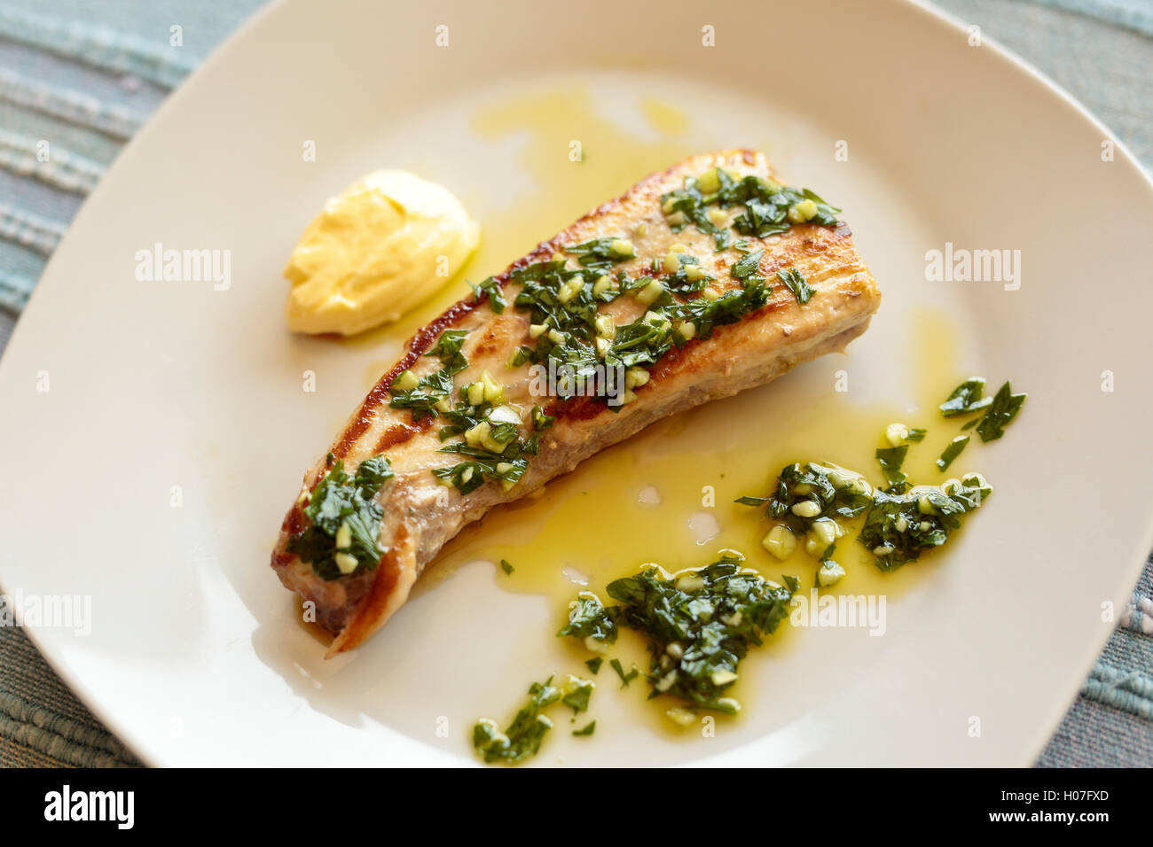 Espadon grillé avec une sauce à l'ail et persil Photo Stock - Alamy