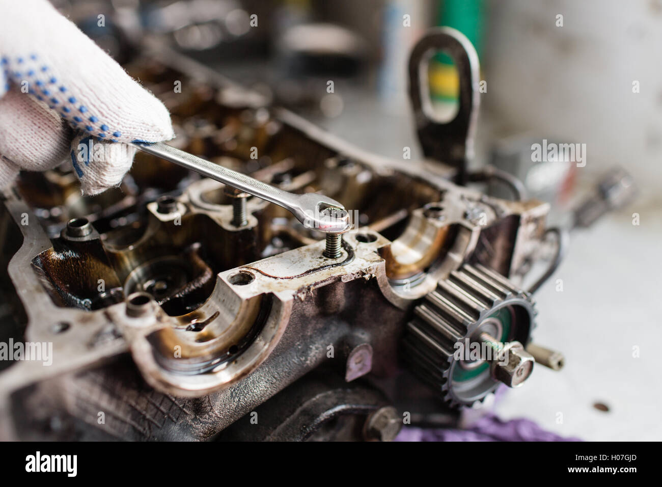 Mains mécanicien serrer l'écrou avec une clé pendant la réparation de moteur  Photo Stock - Alamy