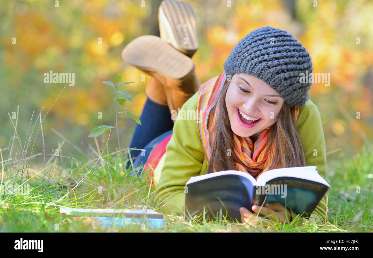 Beautiful Girl with book in autumn park Banque D'Images