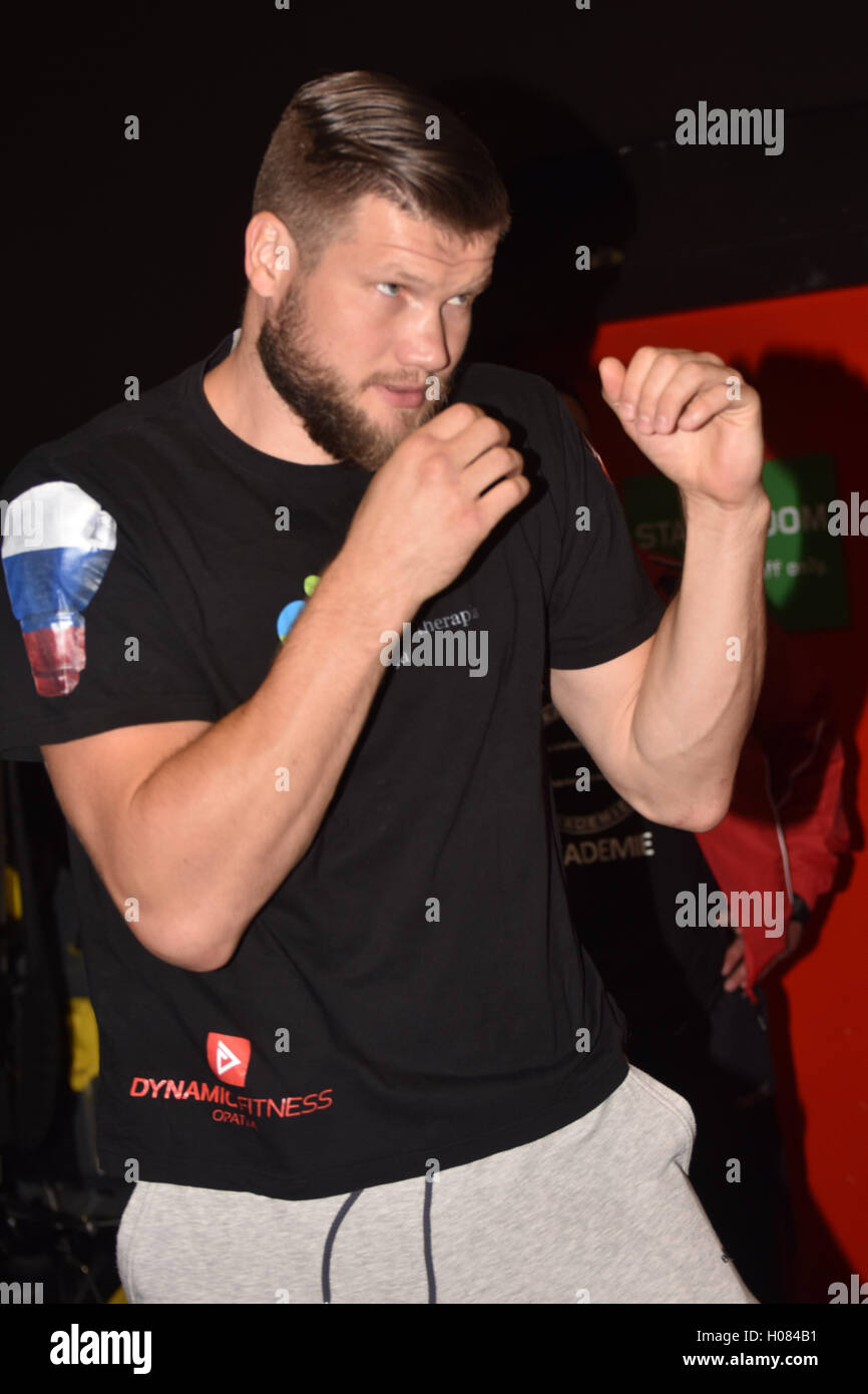 Auckland, Nouvelle-Zélande. 20 Sep, 2016. Poids lourd russe Alexander Dimitrenko boxer géant montre sa compétence au cours de la conférence de presse. Il est le programme de lutte contre la Nouvelle Zelande boxeur poids lourd Joseph Parker le 1 oct. © Shirley Kwok/Pacific Press/Alamy Live News Banque D'Images