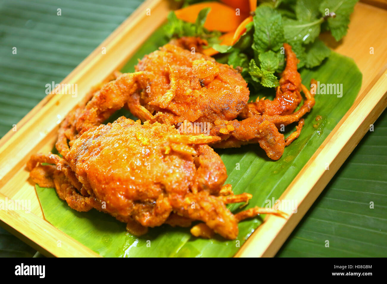 Sorf frits des crabes à carapace avec du sel et des oeufs sauce tamarin Banque D'Images