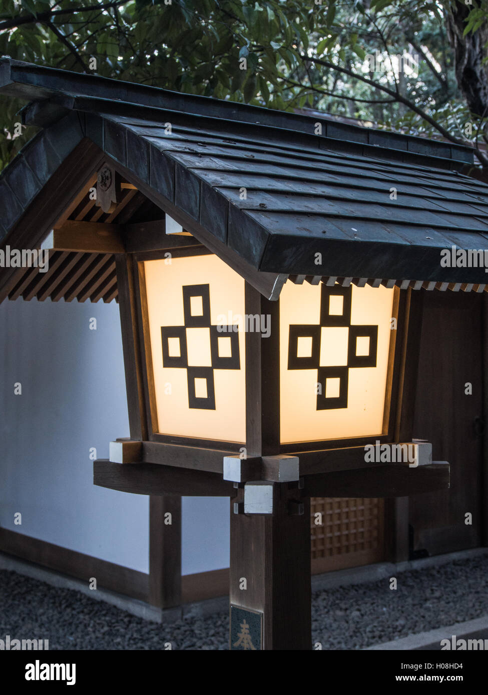 Lanterne à l'entrée de sanctuaire Shinto Nogi Jinja, Roppongi, Tokyo, Japon Banque D'Images
