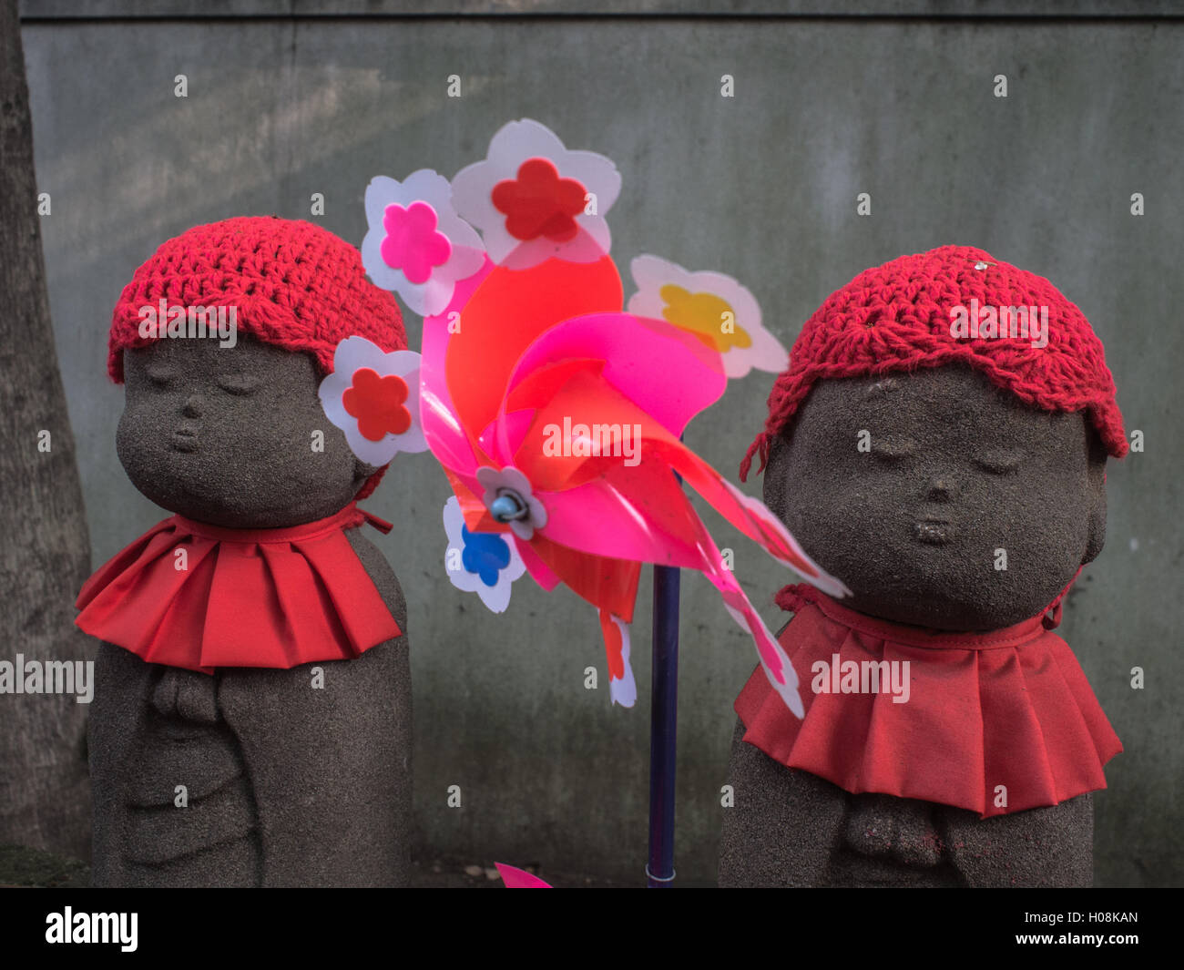 Statues Jizo, avec des offres de jouets, Temple Zojo-ji, Minato, Tokyo, Japon Banque D'Images