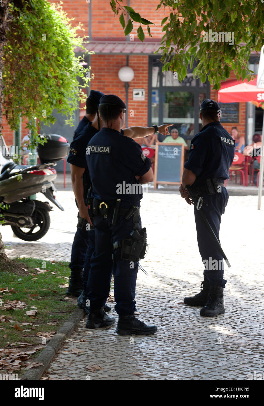 Les agents de police sur la rue en Algarve au Portugal Banque D'Images