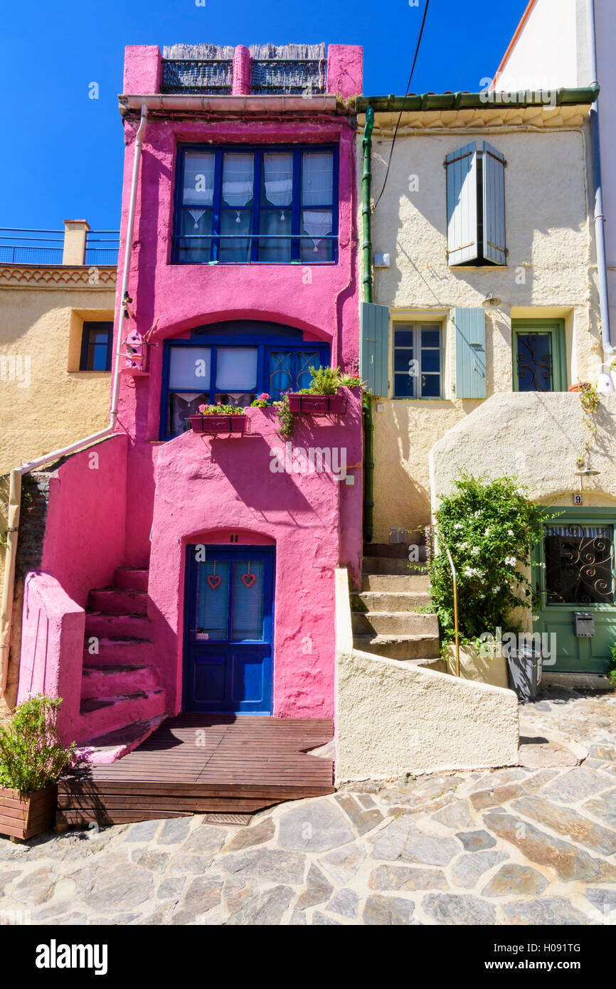 Maison rose dans la vieille ville de Collioure, Côte Vermeille, France Banque D'Images