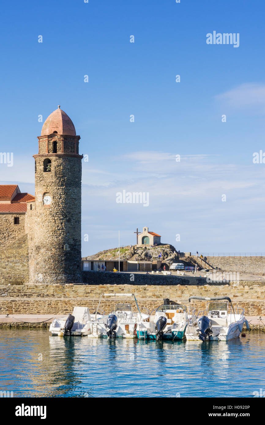 Le clocher de l'église de Notre Dame des Anges et Chapelle Saint-Vincent, Collioure, Côte Vermeille, France Banque D'Images