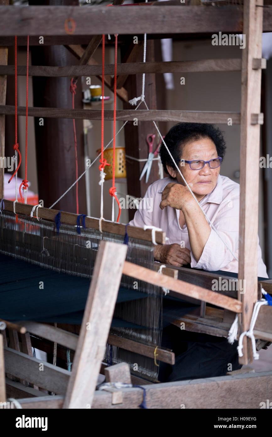 Tai Lire (Lu) peuples weaver à un métier à tisser en bois Tai Lire des vêtements traditionnels, Chiang Mai, Thaïlande, Asie du Sud-Est, Asie Banque D'Images