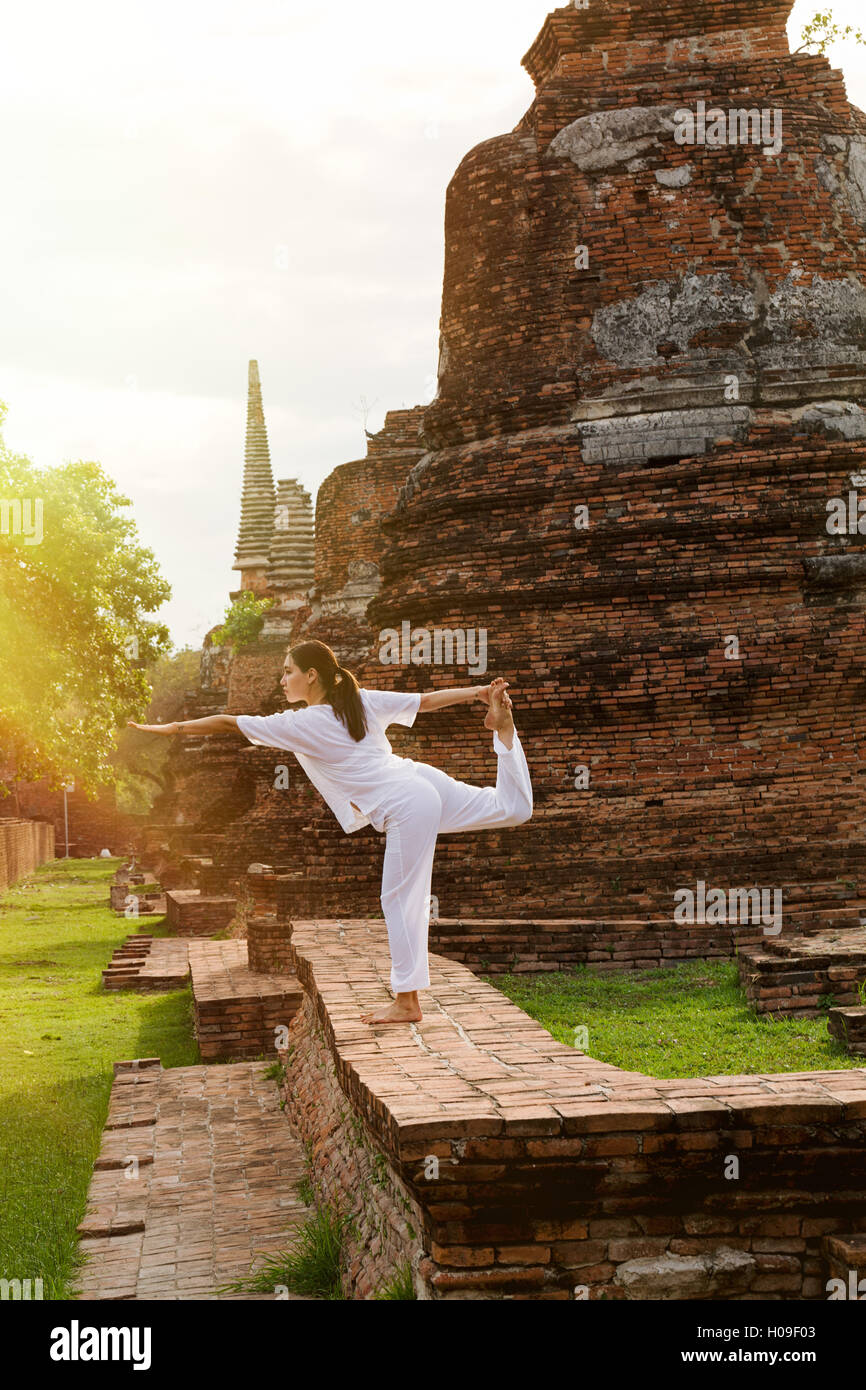 Pratiquant de Yoga à un temple thaïlandais, en Thaïlande, en Asie du Sud-Est, l'Asie Banque D'Images
